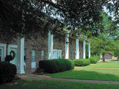 Apartment - Wood Manor from www.ApartmentsAlabama.com